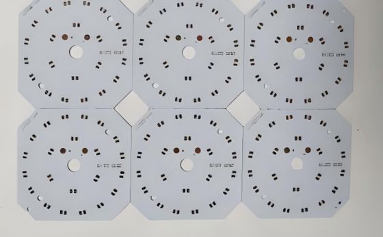 Buon prezzo 1 Layer LED PCB Board With Aluminium Base Board 1OZ And White Soldermask in linea